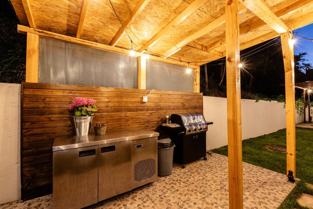 Зелен двор и барбекю зона в River Rest Vetren – уютно пространство за отдих на открито