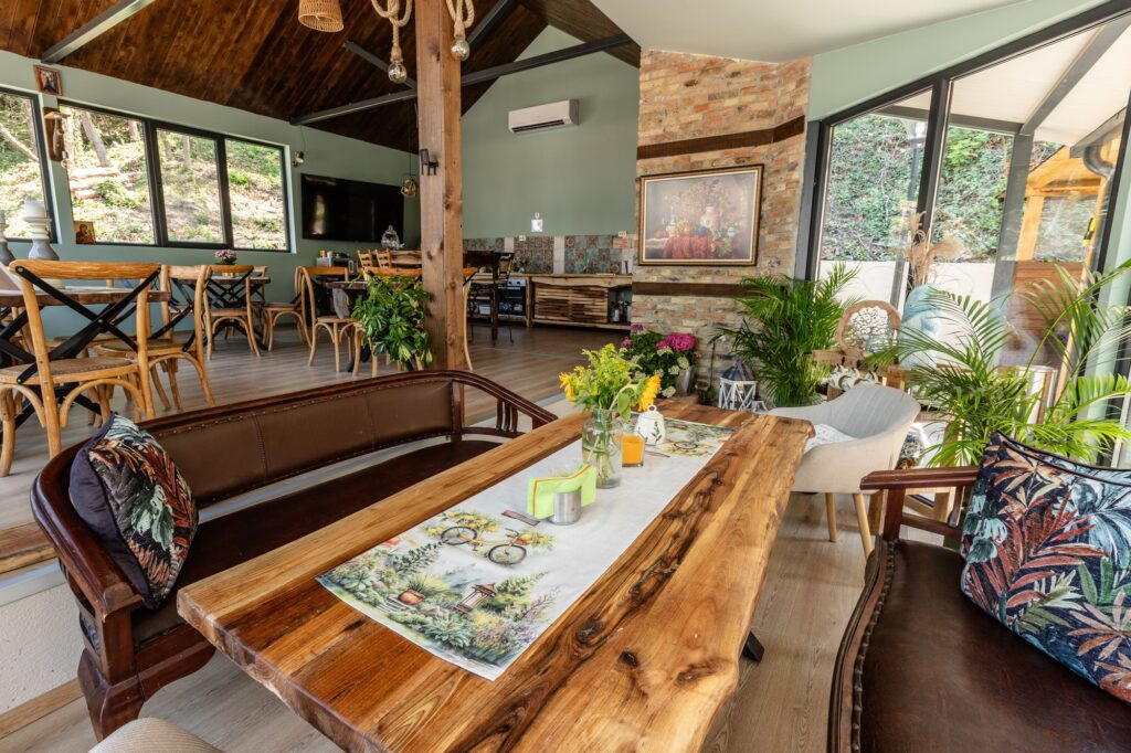 Зала за събития в River Rest Ветрен – уютно място за рожденни дни, сватби, кръщенета и специални поводи сред природата.