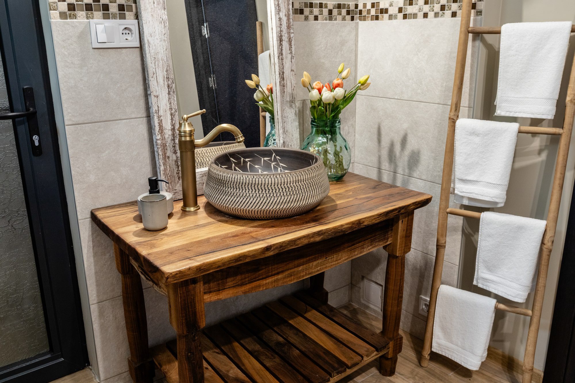 Стилна и уютна баня в River Rest Ветрен – естествени материали, дизайнерска мивка и усещане за комфорт край река Дунав.