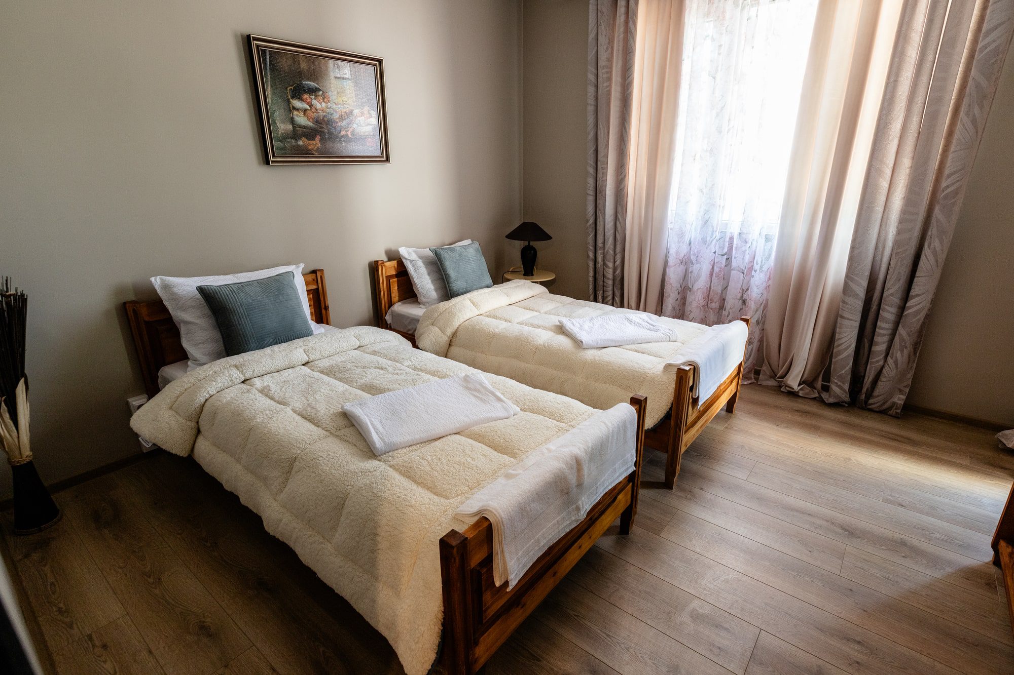 Уютна и светла спалня в къща за гости River Rest Ветрен – комфортни легла, нежни тонове и релаксираща атмосфера близо до река Дунав.