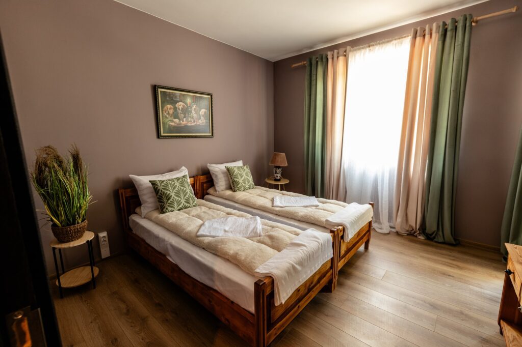 Уютна и светла спалня в къщи за гости River Rest Ветрен – пространство за пълноценна почивка и спокойствие сред природата.