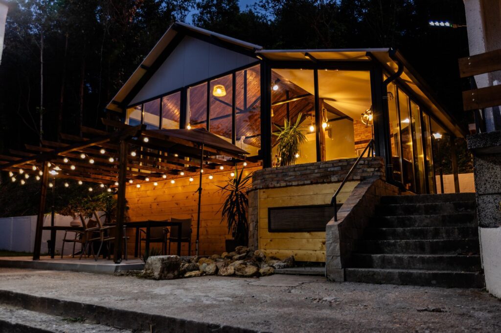 Зала за събития River Rest Ветрен – магична вечерна атмосфера, идеална за празненства, тържества и специални моменти.