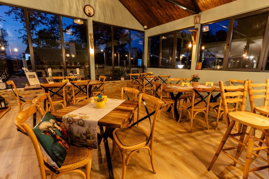 Топла и гостоприемна атмосфера в залата за събития River Rest Ветрен – идеална за празненства и споделени моменти.