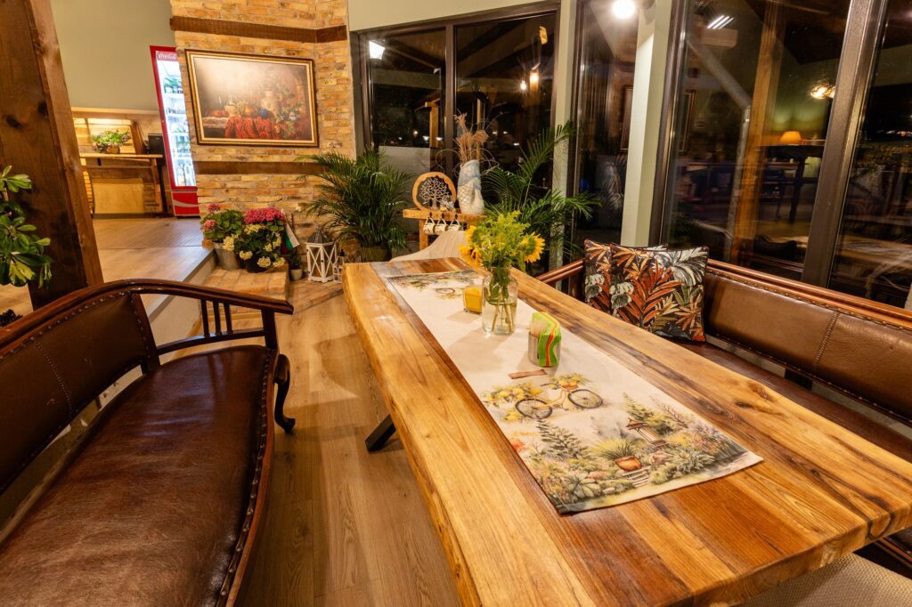 Кът за релакс и споделени моменти в залата на River Rest Ветрен – топла, уютна и вдъхновяваща атмосфера.