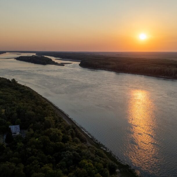 Залез над река Дунав до River Rest Ветрен – спокойствие, природа и магична гледка към водата.