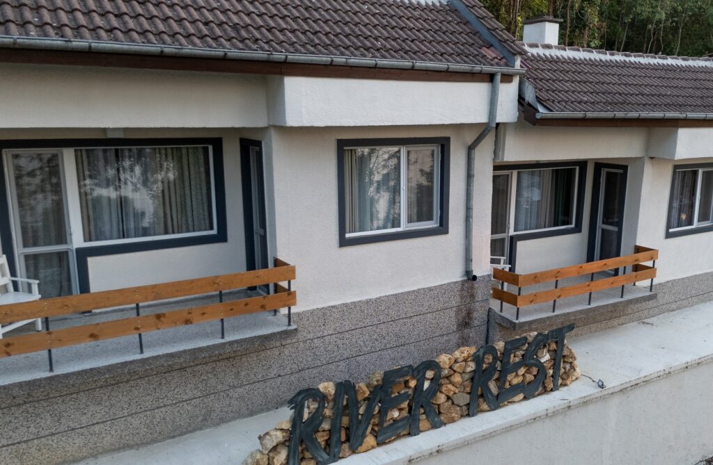 River Rest Ветрен – уютни guest houses, разположени на брега на река Дунав, приветлива фасада и спокойна атмосфера.
