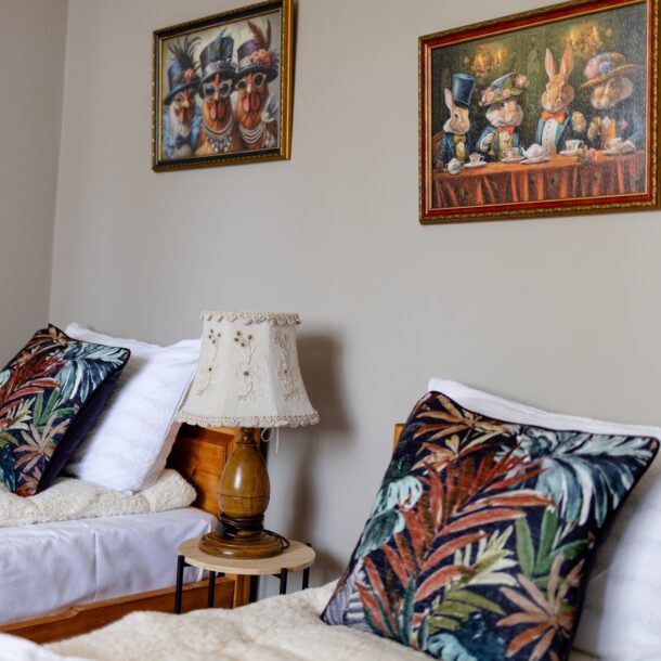 Уютна спалня в River Rest Ветрен – комфортни легла, стилни акценти и домашна атмосфера с гледка към река Дунав.